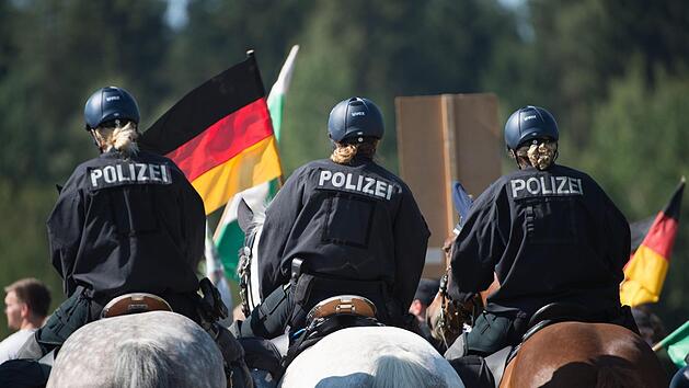 Beamten auf Pferden: Das sind die Pl&auml;ne von Bayerns Ministerpr&auml;sident Markus S&ouml;der. Symbolfoto: Sebastian Kahnert/dpa