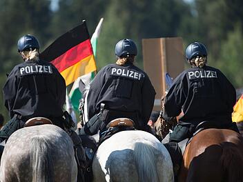Beamten auf Pferden: Das sind die Pl&auml;ne von Bayerns Ministerpr&auml;sident Markus S&ouml;der. Symbolfoto: Sebastian Kahnert/dpa