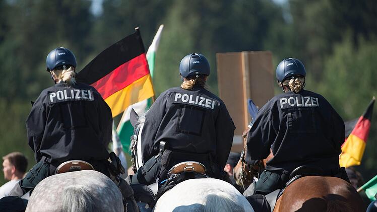 Beamten auf Pferden: Das sind die Pl&auml;ne von Bayerns Ministerpr&auml;sident Markus S&ouml;der. Symbolfoto: Sebastian Kahnert/dpa
