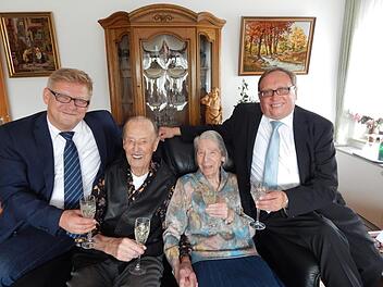 Ein Prost auf weitere gute Jahre: das Ehepaar Kunkel mit B&uuml;rgermeister Frank Wilzok (links) und stellvertretendem Landrat Dieter SchaarHorst Wunner