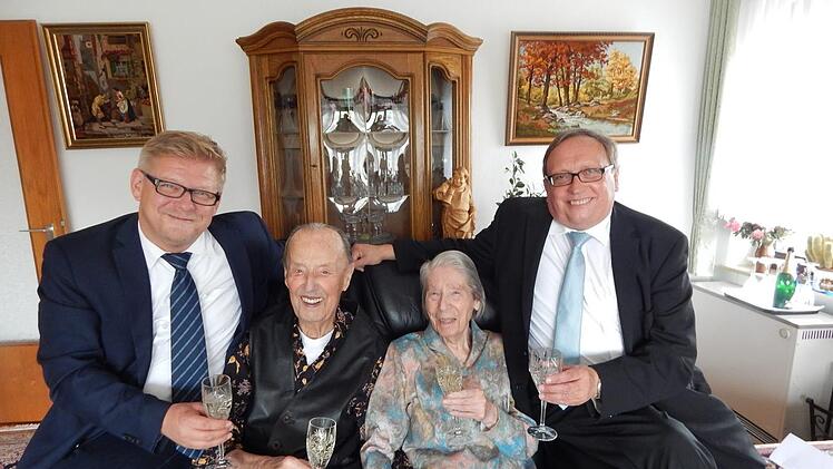 Ein Prost auf weitere gute Jahre: das Ehepaar Kunkel mit Bürgermeister Frank Wilzok (links) und stellvertretendem Landrat Dieter SchaarHorst Wunner