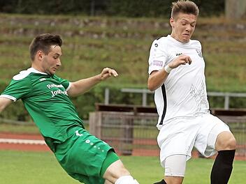 Vieles richtig gemacht, aber trotzdem verloren. Gegen Tobias Linz vom FC Eintracht Bamberg (weißes Trikot) reichte es für Hannes Nützel und den SV Friesen nicht für den erhofften ersten Sieg.  Foto: Sportpress