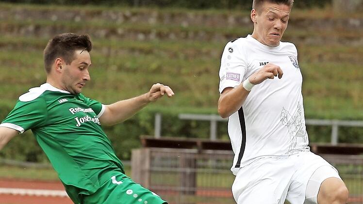 Vieles richtig gemacht, aber trotzdem verloren. Gegen Tobias Linz vom FC Eintracht Bamberg (weißes Trikot) reichte es für Hannes Nützel und den SV Friesen nicht für den erhofften ersten Sieg.  Foto: Sportpress