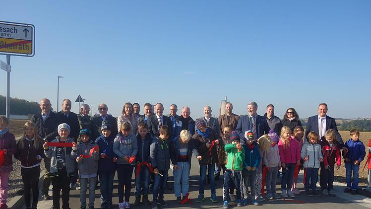 Diesmal waren die Schüler die Akteure bei der Straßeneinweihung. Foto: Doris Weidner