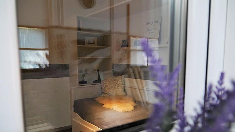 Blick durchs Tiny-House-Fenster in den Wohnbereich. Foto: Sandra Hackenberg