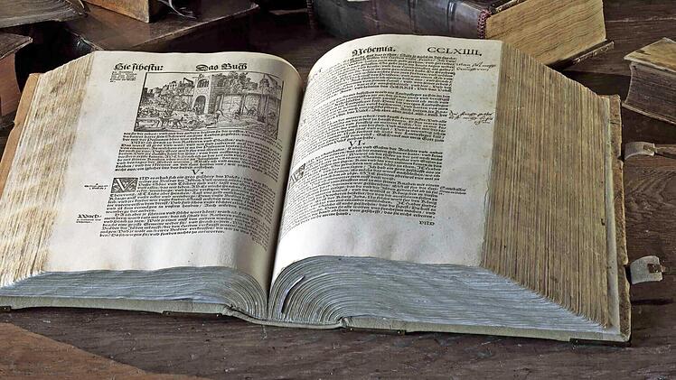 Das Cranach-Netzwerk blickt schon auf das nächste große Jubiläum: 2022 jährt sich Luthers Neuübersetzung des Neuen Testamentes mit Holzschnitten von Lucas Cranach, das sogenannte Septembertestament, zum 500. Mal. Die Partner der „Wege zu Cranach“ hoffen darauf, dieses Jubiläum coronafrei mit vielen Besuchern feiern zu können, und arbeiten intensiv an einem Ausstellungs- und Veranstaltungsprogramm.