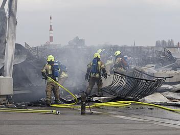 Brand bei Fl&uuml;chtlingsunterkunft am Flughafen Tegel