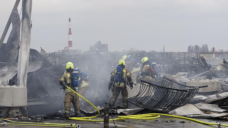 Brand bei Fl&uuml;chtlingsunterkunft am Flughafen Tegel