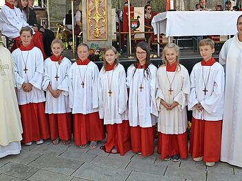 Die neuen Ministranten sind von Pfarrer Friedmann und Pastoralreferentin Theresa Schwarzmann vorgestellt worden.
