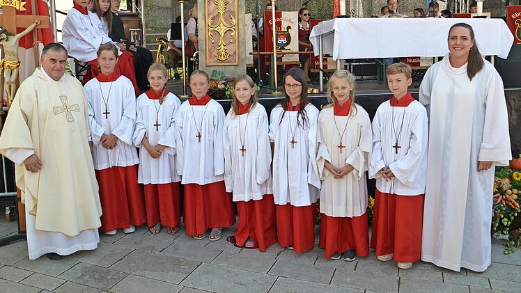 Die neuen Ministranten sind von Pfarrer Friedmann und Pastoralreferentin Theresa Schwarzmann vorgestellt worden.