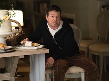 In der Apple-Dramedy "Shrinking" wagt sich Michael J. Fox seit langem wieder vor die Kamera.