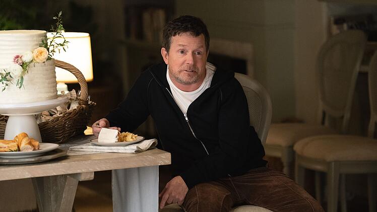 In der Apple-Dramedy "Shrinking" wagt sich Michael J. Fox seit langem wieder vor die Kamera.