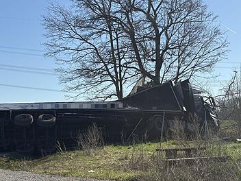 T&ouml;dlicher Unfall auf der A3: Sattelzug kommt von Fahrbahn ab und prallt gegen Baum