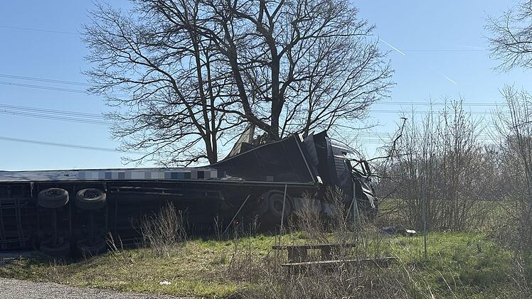 T&ouml;dlicher Unfall auf der A3: Sattelzug kommt von Fahrbahn ab und prallt gegen Baum