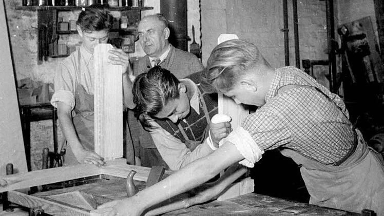 Bild aus längst vergangenen Zeiten: Firmengründer Johann Popp mit seinen Lehrlingen in der alten Schreinerei in Erlangen.