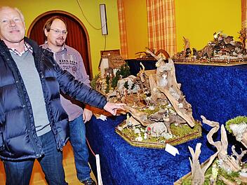 Organisator Michael Suffa (rechts) freute sich über Krippenbauer wie Heinrich Grebner, der gleich mehrere künstlerisch geschaffene Krippen aus verschiedenen Materialien ausstellte.  Foto: Karl-Heinz Hofmann