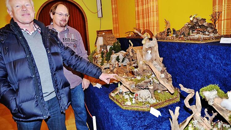 Organisator Michael Suffa (rechts) freute sich über Krippenbauer wie Heinrich Grebner, der gleich mehrere künstlerisch geschaffene Krippen aus verschiedenen Materialien ausstellte.  Foto: Karl-Heinz Hofmann