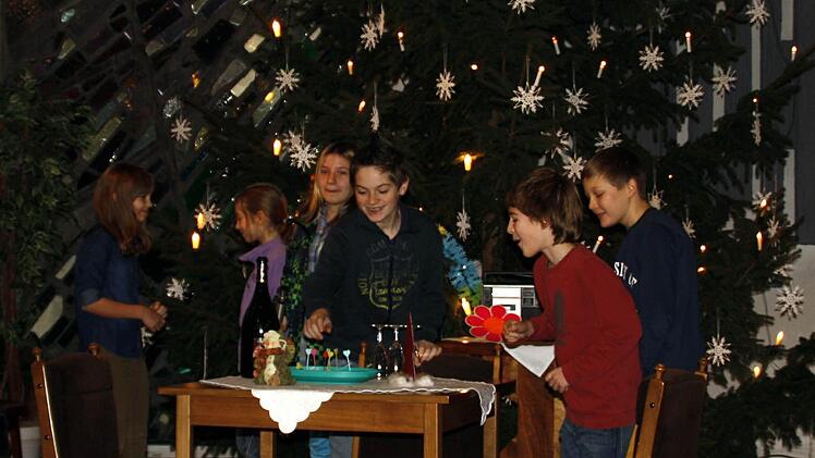 Party unter dem Christbaum in der Kirche Heilig Geist in Ludwigsstadt: Bei Barbie und Ken steigt eine Weihnachtsfete.  Foto: Simone Büttner