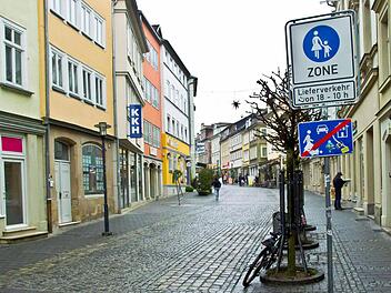 Im November will der Stadtrat entscheiden, ob im unteren Steinweg wieder Autos fahren dürfen. Foto: CT-Archiv