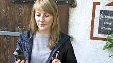 Anna Hofmann misst die GPS-Daten eines Kellers in Oesdorf.
