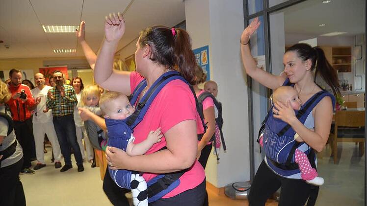 Spaß hatten Mütter und Babys beim Kangatraining nach Anleitung von Elke Frech.  Foto: Karl-Heinz Hofmann