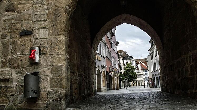 Blick durch das Coburger Spitaltor Richtung Spitalgasse kurz nach Sonnenaufgang. Noch ist Coburgs Einkaufsmeile fast menschenleer.Foto: Jochen Berger