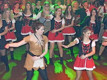 Tolle Stimmung beim Weiberfasching in Simarua Foto: K.- H. Hofmann