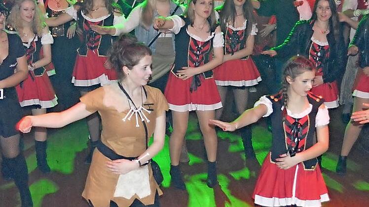 Tolle Stimmung beim Weiberfasching in Simarua Foto: K.- H. Hofmann