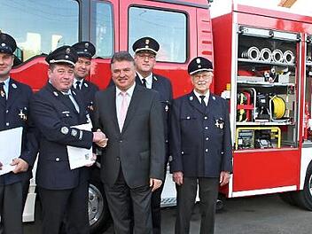 Landrat Klaus Peter Söllner beglückwünschte Markus Teller und dem Kommandanten Volker Steinhäuser zum 25-jährigen Aktiven-Jubiläum. Auch der Vorsitzende der Feuerwehr, Jörg Steinhäuser, Kreisbrandrat Stefan Härtlein und der Ehrenvorsitzende Heinz Neumann gratulierten. Foto: Sonny Adam