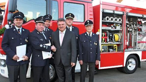 Landrat Klaus Peter Söllner beglückwünschte Markus Teller und dem Kommandanten Volker Steinhäuser zum 25-jährigen Aktiven-Jubiläum. Auch der Vorsitzende der Feuerwehr, Jörg Steinhäuser, Kreisbrandrat Stefan Härtlein und der Ehrenvorsitzende Heinz Neumann gratulierten. Foto: Sonny Adam
