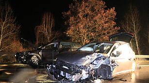 Drei Fahrzeuge krachen in Unfallstelle