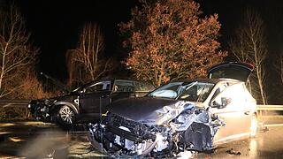 Drei Fahrzeuge krachen in Unfallstelle