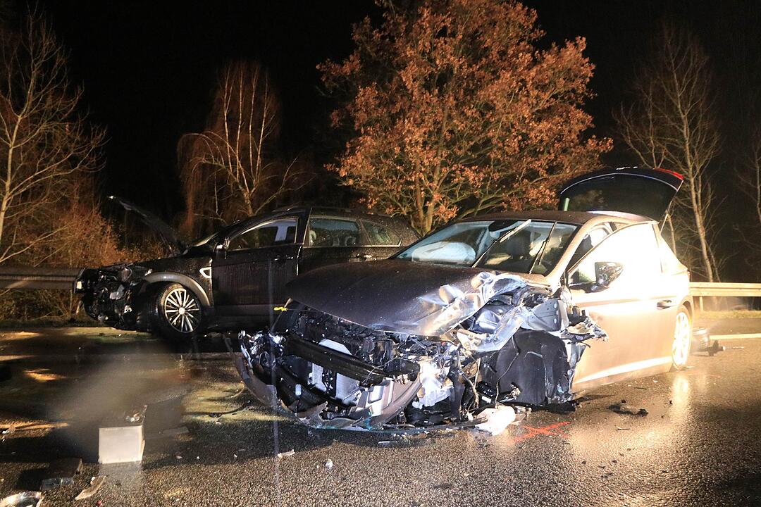 Drei Fahrzeuge krachen in Unfallstelle