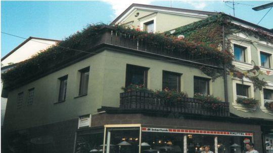 Mehrfach wurden die Geschäftsräume am Standort in der Ludwigstrasse umgebaut und erweitert, bevor das Unternehmen vor 18 Jahren ein neues Gebäude in der Sinnaustrasse bezog. Foto: Elektro-Knüttel