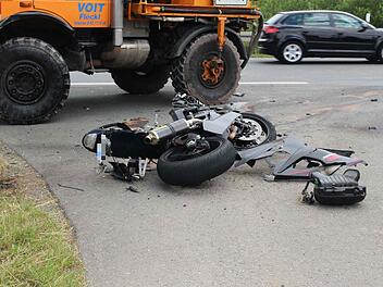 Ein Motorradfahrer ist mit einer Baumaschine kollidiert