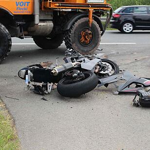 Ein Motorradfahrer ist mit einer Baumaschine kollidiert