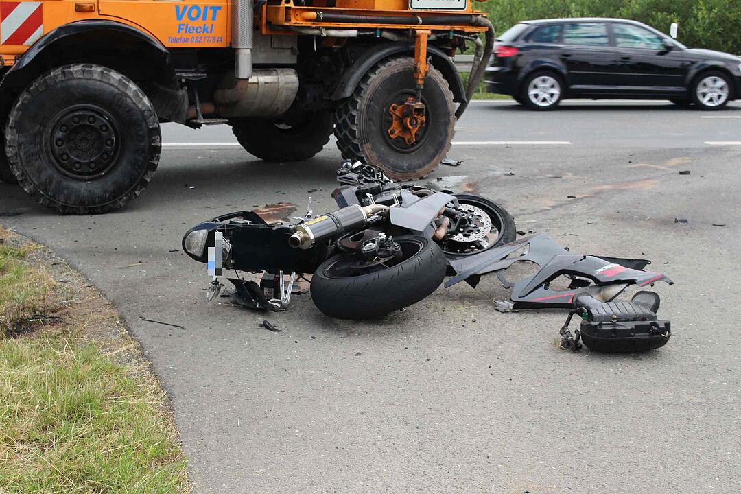 Ein Motorradfahrer ist mit einer Baumaschine kollidiert