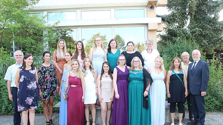 Glückwünsche für die Absolventen kamen von Norbert Korneder (links), Manuela Schlembach (2. von links), Christel Baatz-Kolbe, (oben rechts), Manfred Steigerwald (2. von rechts vorne) und Harry Koch (rechts). Foto: Heike Beudert