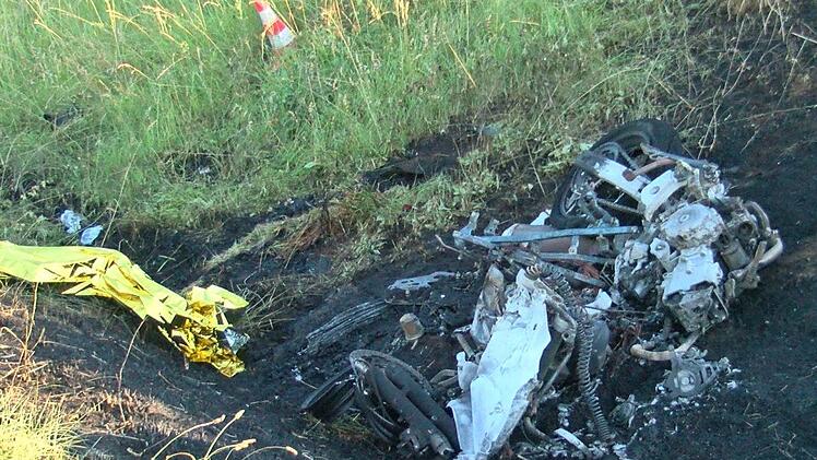 Im Landkreis W&uuml;rzburg hat sich am Abend ein folgenschwerer Unfall ereignet. Zwei Menschen starben, drei weitere Menschen wurden teils schwer verletzt. Foto: NEWS5 / Paso