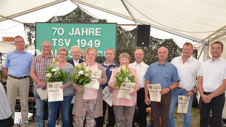 Seit 40 Jahren sind diese Mitgieder des TSV Gauaschach als aktive und passive Unterstützer dabei. Der Vorsitzende Julian Engelhardt (rechts) ehrte (ab 2. von links): Manfred Spahn, Christine Miehling, Johann Liegl, Marika Keul, Winfried Feser, Sofie Heinickel, Helmut Schmittroth, Anton Schmittroth und Josef Ziegler. Es gratulierte Ortssprecher Edmund Schaupp (links) für die langjährige Treue zum Verein.