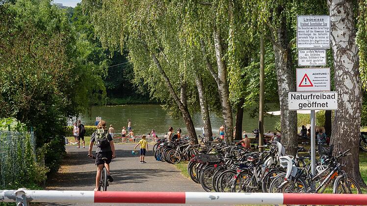 19. Juli: Der Naturbadesee ist wieder gut besucht. Die Menschen genießen den Sommer. Foto: Martina Müller