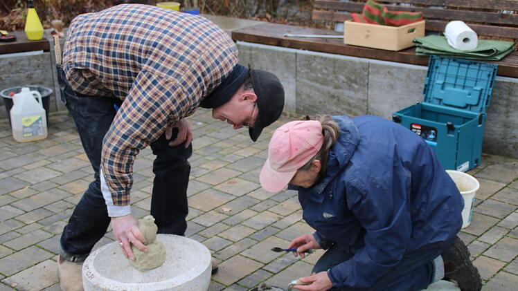Bildhauer Ralph Hartan und Gabriele Hermanns bauen die Schale auf.
