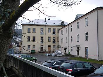 Absperrband und Bauschuttcontainer: Am ehemaligen Landratsamt in Bad Brückenau haben die Bauarbeiten begonnen. Unser Bild entstand am vergangenen Donnerstag. Foto: Rebecca Vogt