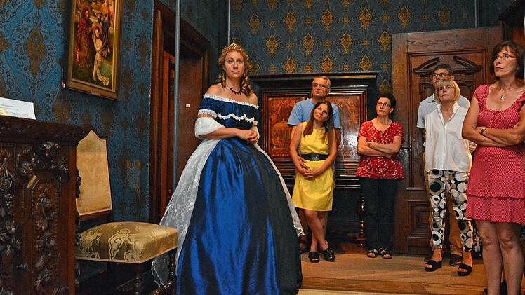 Museumspädagogin Beatrice Rose-Ebel zeigte den Besuchern als Louise Gräfin von Luxburg ihr Schloss.  Foto: Björn Hein