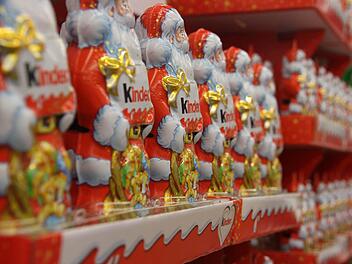 Bereit zum Verkauf - hunderte Schokonikoläuse stehen in Reih und Glied im Real-Markt in Kronach und warten auf Abnehmer. Foto: Anna-Lena Lessmann