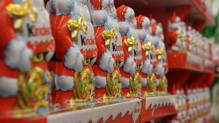 Bereit zum Verkauf - hunderte Schokonikoläuse stehen in Reih und Glied im Real-Markt in Kronach und warten auf Abnehmer. Foto: Anna-Lena Lessmann