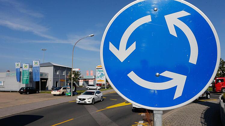 Noch ist er provisorisch markiert, der kleine Kreisverkehr an der Einmündung der Dr.-Robert-Pfleger-Straße in den Laubanger. 2015 wird er dauerhaft angelegt. Foto: Matthias Hoch/Archiv