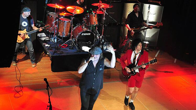 Auf ihrer "We salute you"-Tour gab die AC/DC-Tribute-Band "Barock" ein begeisterndes Konzert beim Kulturamt Haßfurt. Foto: Langer