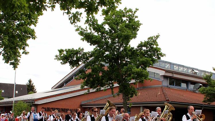 Emma und Sascha führen den Festzug an.