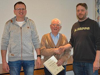 Dieter Diez (links) und Manfred Leber gratulierten Willi Ortmann (Mitte), der seit 50 Jahren Mitglied ist.  Foto: Doris Bauer